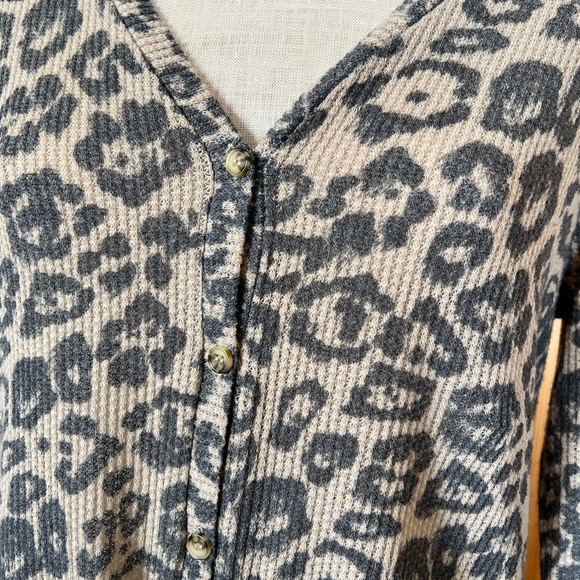 No Comment Large Ribbed Thermal Leopard Print Long Sleeve Button Tie Front Shirt - Picture 3 of 8
